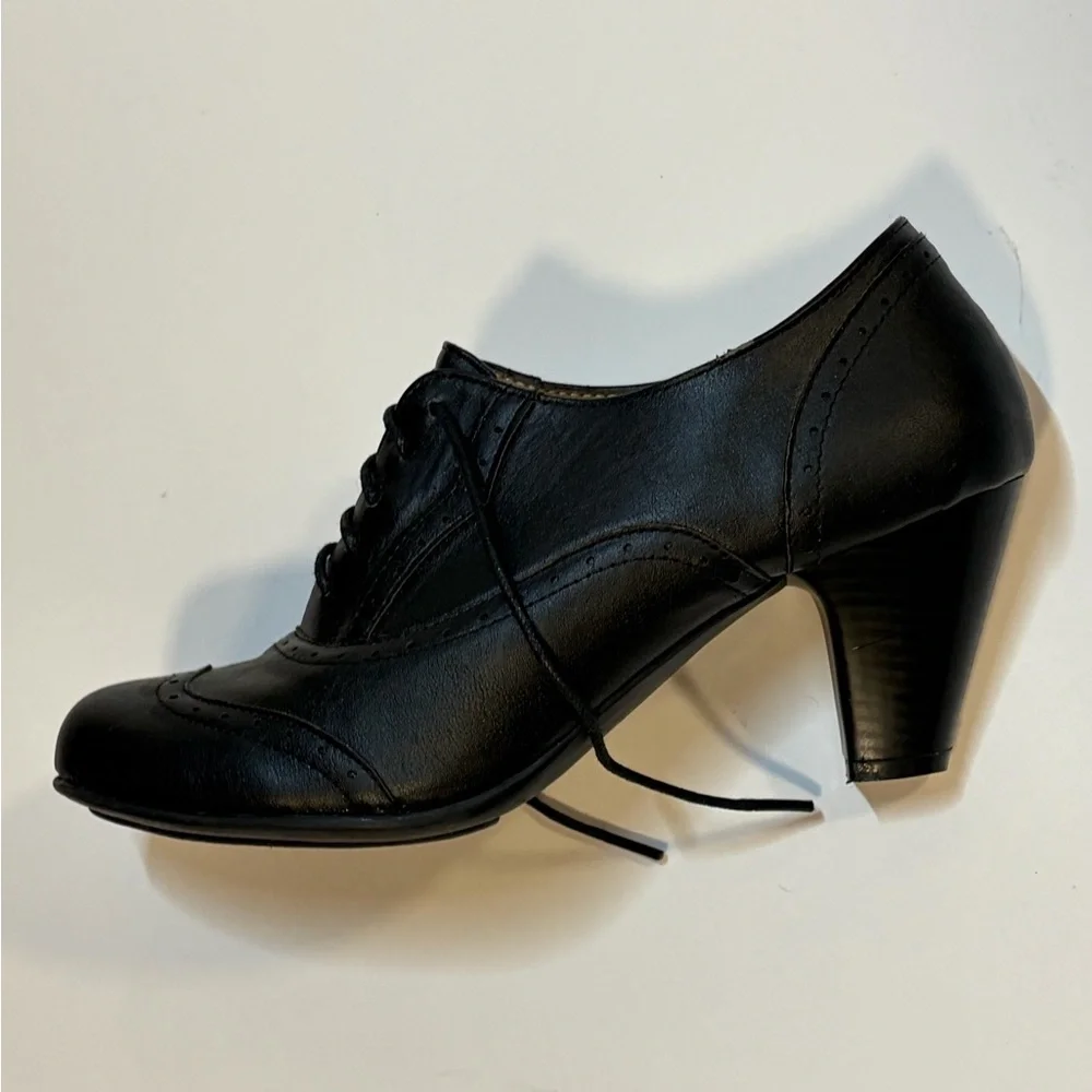 Refresh Women’s Classic Black Leather Oxfords, Size 8